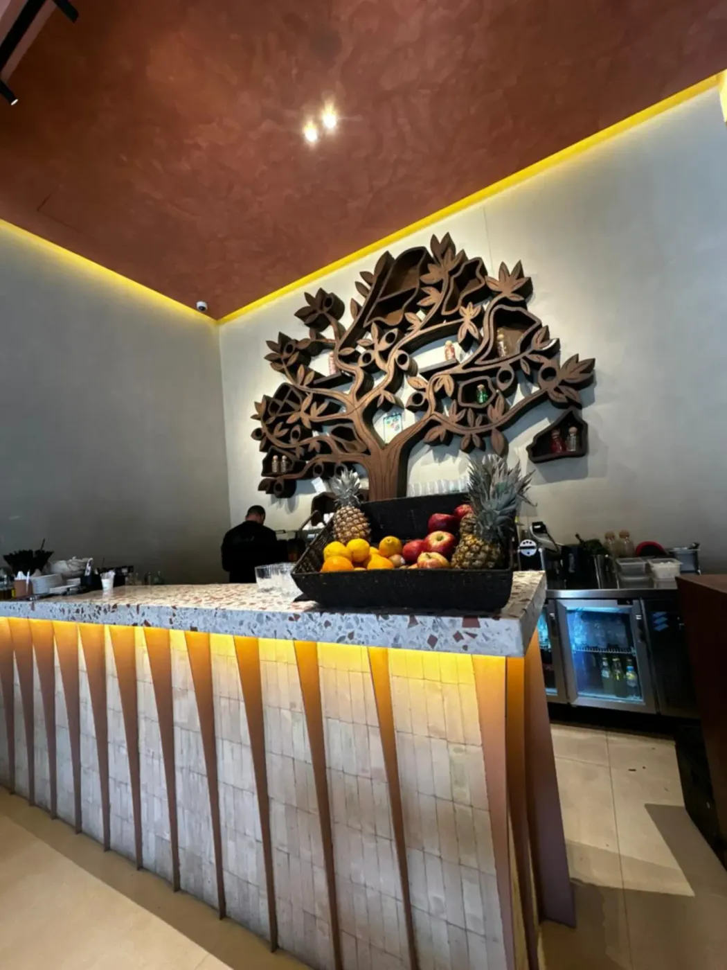 Le comptoir et son arbre sculpté
